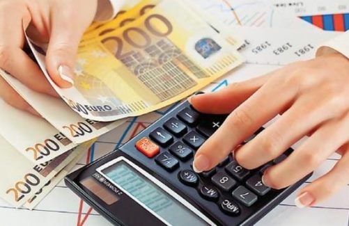 Covid-19 godet rende buxhetin: Te ardhurat bien me 30 per qind ne prill